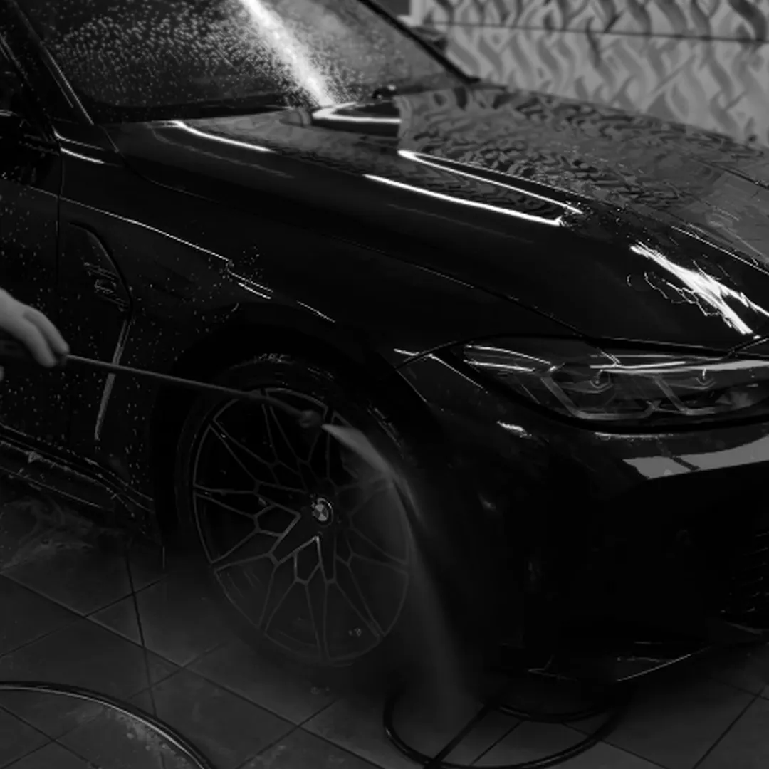 Mycie czarnego BMW wodą pod wysokim ciśnieniem w studiu Kraken Detailing w Krakowie.