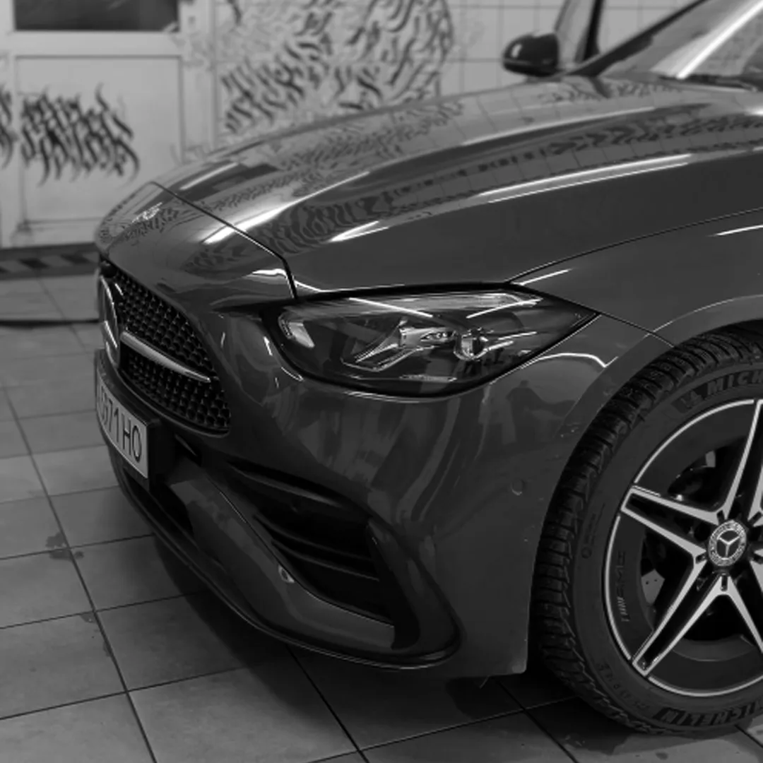 Przód czarnego Mercedesa z lśniącą maską po zabiegu ochrony lakieru w Krakowie.