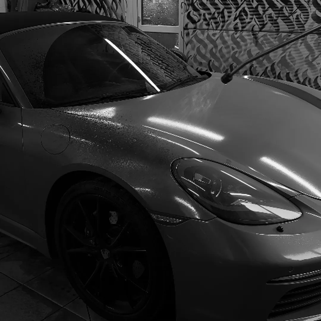 Srebrne auto sportowe po korekcie lakieru w studiu Kraken Detailing w Krakowie.