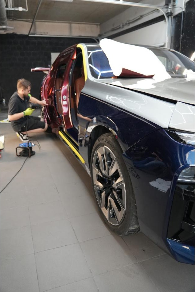 BMW i7 – oklejanie drzwi folią