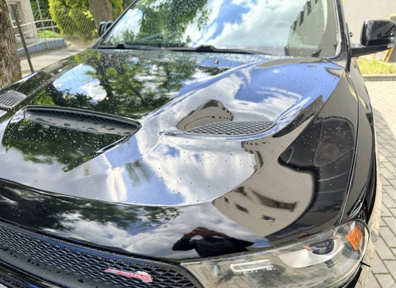 Maska Dodge Durango SRT po korekcie lakieru — połysk i odbicie nieba