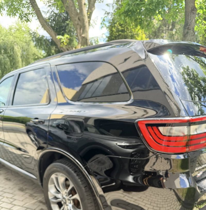 Tylna lampa i błotnik Dodge Durango SRT po korekcie lakieru
