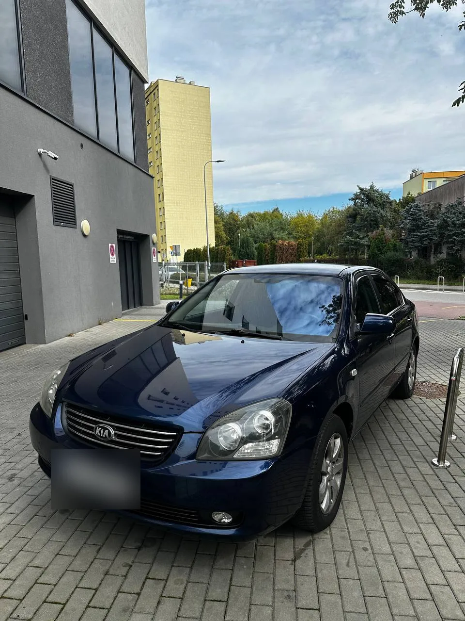 Kia z folią chameleon na szybie czołowej, niebieski refleks