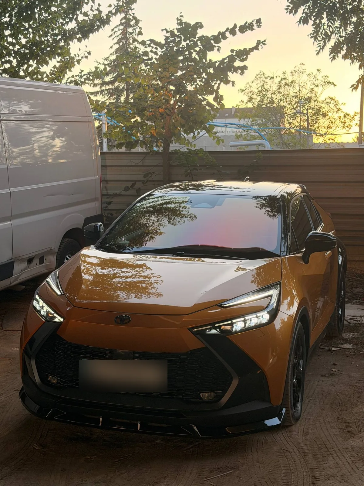 Toyota z folią chameleon na szybie czołowej, różowo-fioletowy refleks