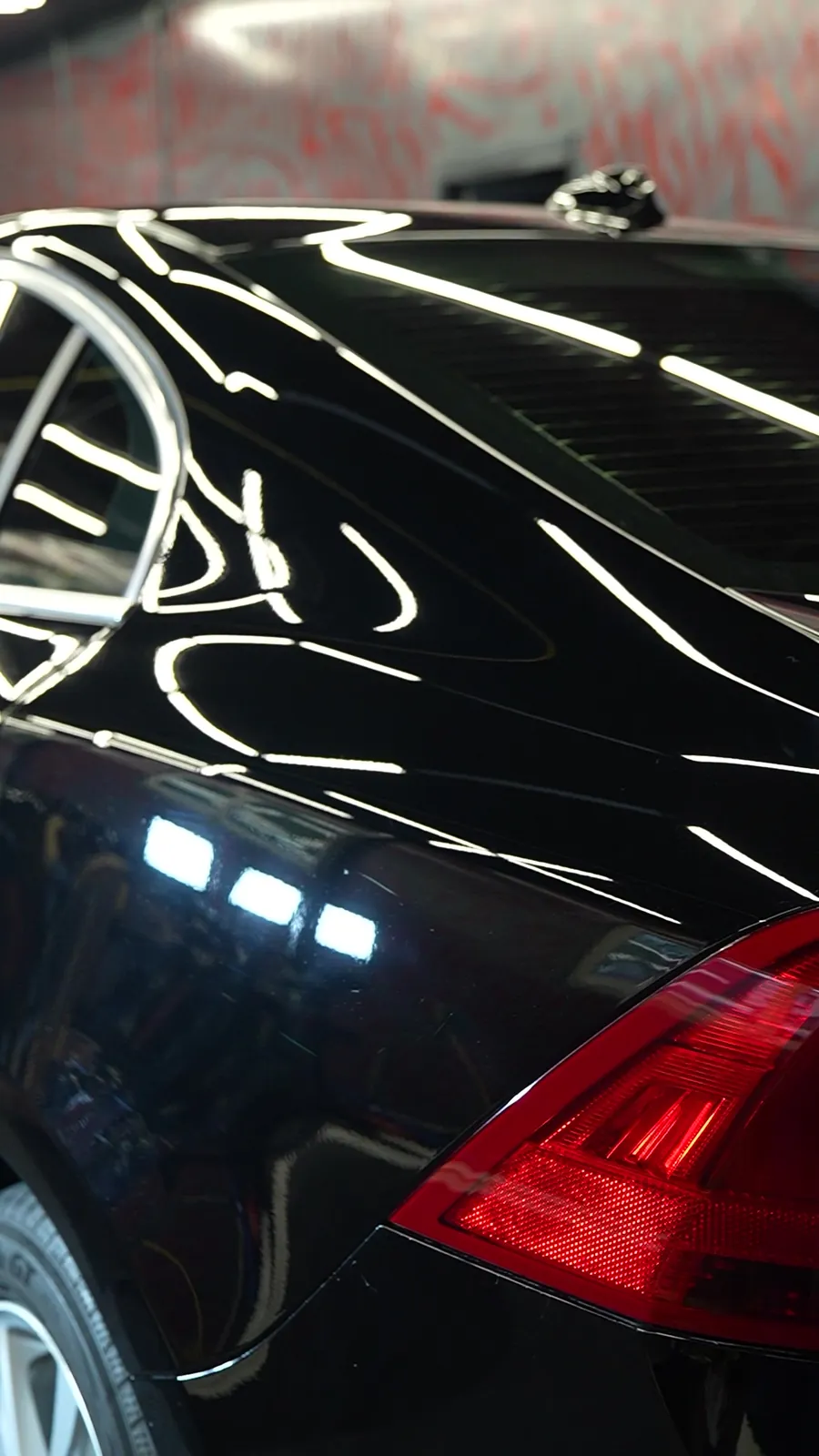 Mirror gloss on the rear wing