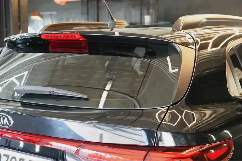 Заднее стекло Kia в студии Kraken Detailing, Краков