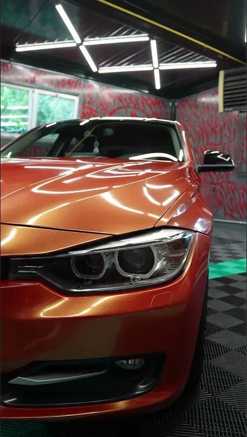 BMW F30 в плёнке оранжевого цвета