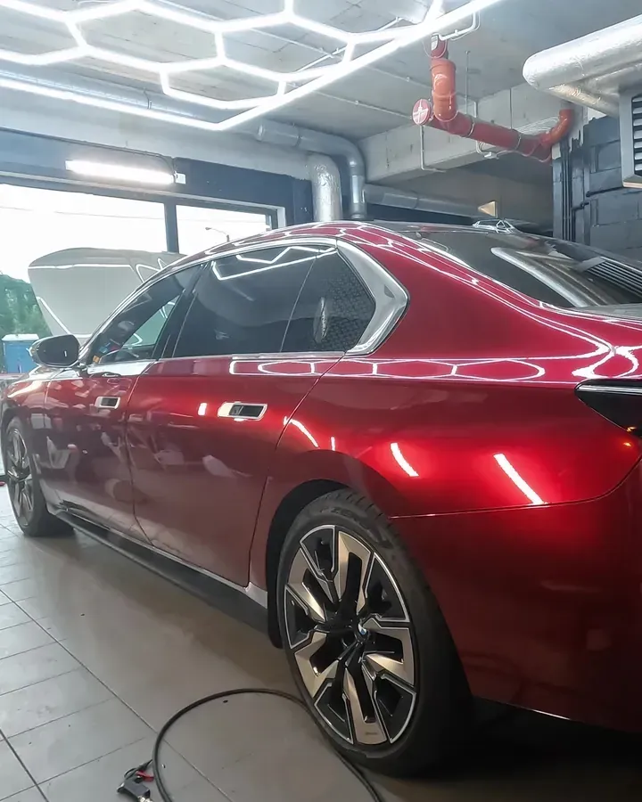 BMW в плёнке красного цвета