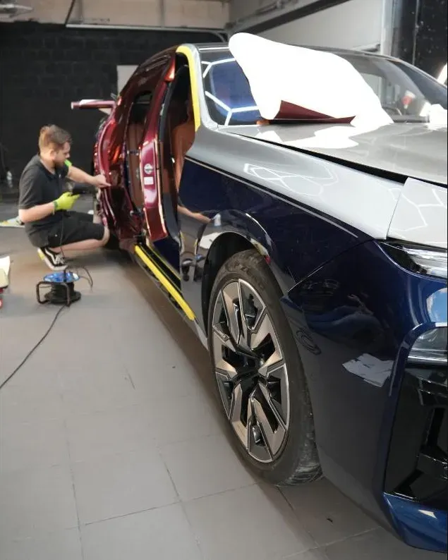 Оклейка дверей плёнкой в студии Kraken Detailing